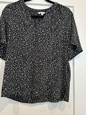 Reitmans Black and White Floral Short Sleeve Blouse